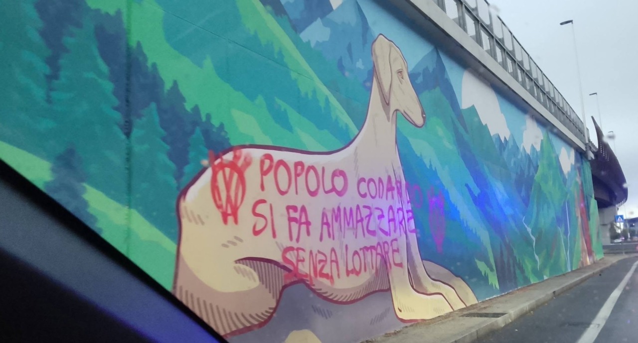 Il nuovo murale delle Orobie al rondò delle Valli è già stato imbrattato (dai soliti ignoti)