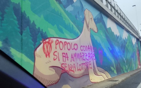 Il nuovo murale delle Orobie al rondò delle Valli è già stato imbrattato (dai soliti ignoti)