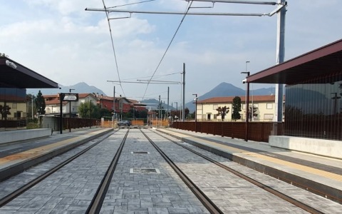 Tram T2, prime prove sui binari. Ma niente data esatta dell’apertura della linea