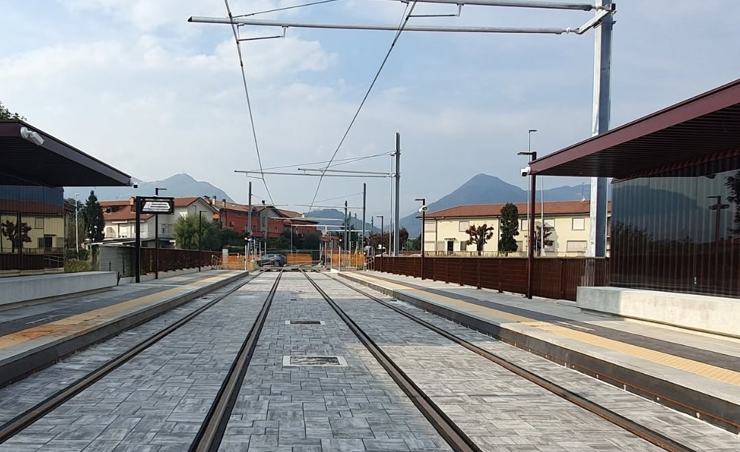 Tram T2, prime prove sui binari. Ma niente data esatta dell’apertura della linea