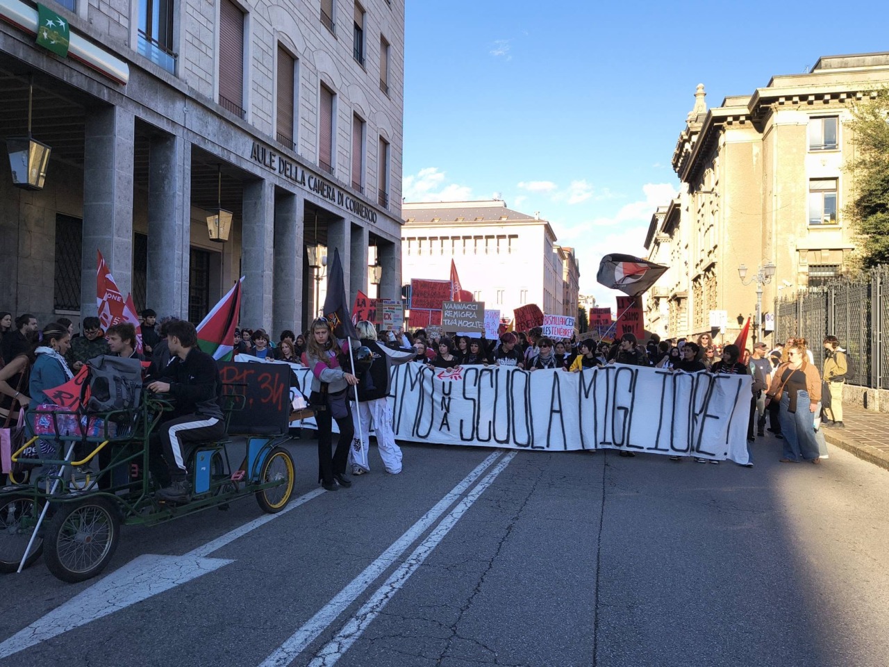 «Pretendiamo una scuola migliore»: a Bergamo 350 studenti in piazza della Libertà