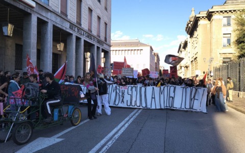 «Pretendiamo una scuola migliore»: a Bergamo 350 studenti in piazza della Libertà
