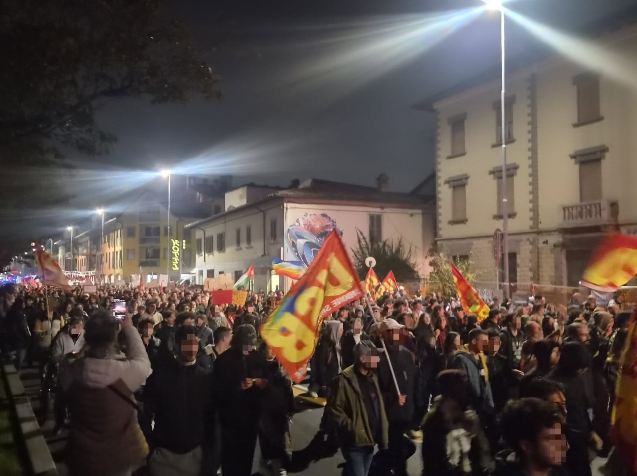 In migliaia in corteo nel centro di Bergamo nel tardo pomeriggio: traffico in tilt