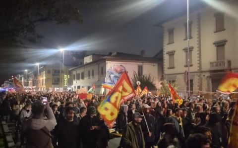 In migliaia in corteo nel centro di Bergamo nel tardo pomeriggio: traffico in tilt