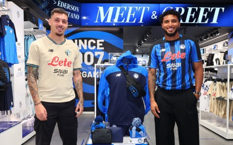 Ederson e Gaetano sommersi dai tifosi, grande entusiasmo di grandi e piccini per il Meet & Greet