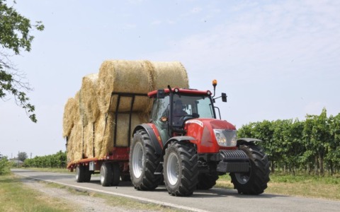 Si spezza un carro agricolo a Torre Pallavicina: danni ai tubi del gas
