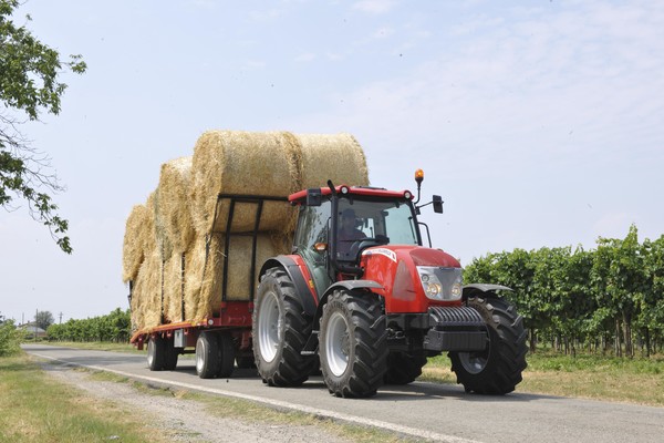 Si spezza un carro agricolo a Torre Pallavicina: danni ai tubi del gas