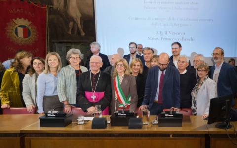 Bergamo conferisce la cittadinanza onoraria al vescovo Beschi