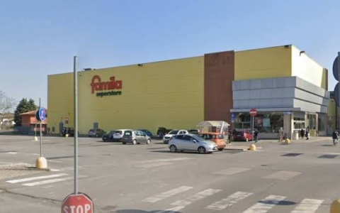 Al Famila di Martinengo bruciano rifiuti nel parcheggio interrato