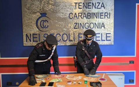 Spacciava hashish a un 15enne davanti scuola a Boltiere: in carcere un 25enne tunisino