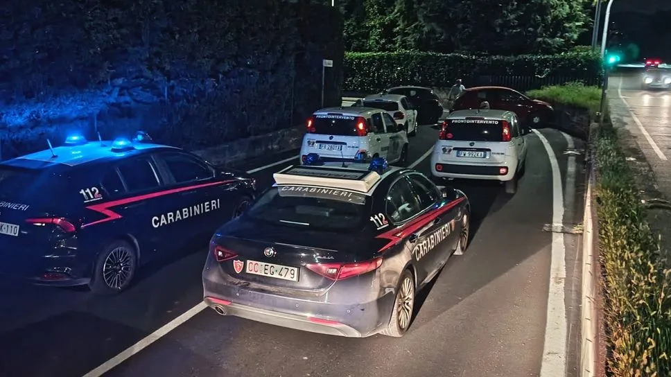 Bloccano la strada e sfondano il portone: razzia di rame a Barzana