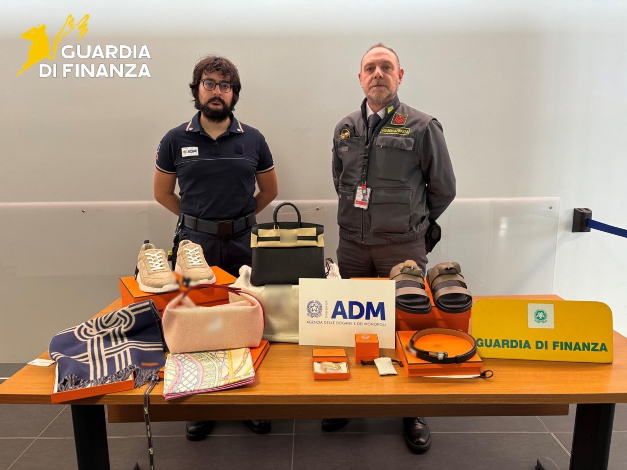Da Oslo con 27 mila euro di abiti, scarpe e gioielli di lusso non dichiarati: fermata una donna all’aeroporto di Orio
