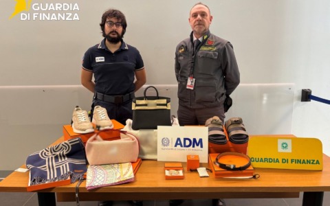 Da Oslo con 27 mila euro di abiti, scarpe e gioielli di lusso non dichiarati: fermata una donna all’aeroporto di Orio
