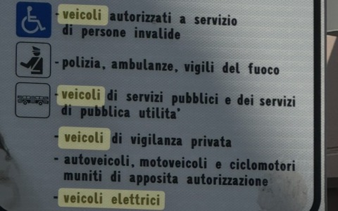 Entra nella Ztl con mezzo elettrico e pass disabili e prende sei multe: «Il cartello non è chiaro»