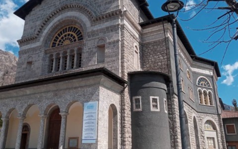 Un metro con il nastro adesivo per rubare le offerte in chiesa: arrestato a Bratto