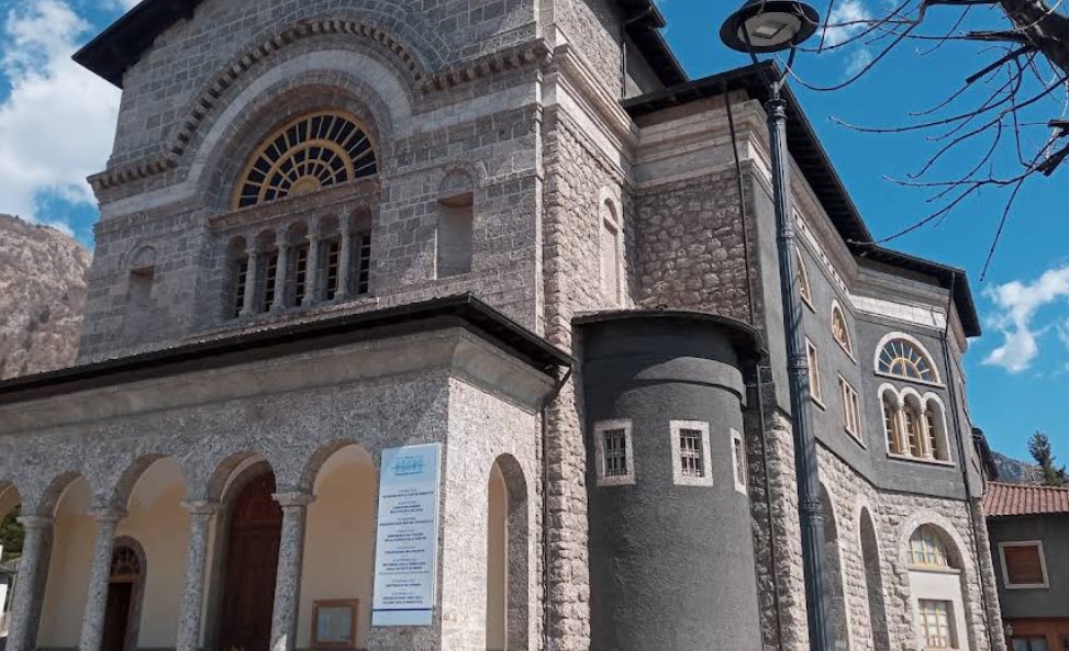 Un metro con il nastro adesivo per rubare le offerte in chiesa: arrestato a Bratto