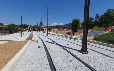 La linea T2 Bergamo-Villa d’Almè scalda i motori: cavi elettrici sotto tensione dal 19