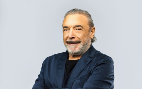 Nino Frassica e i Los Plaggers, a Bergamo la musica diventa un gioco comico