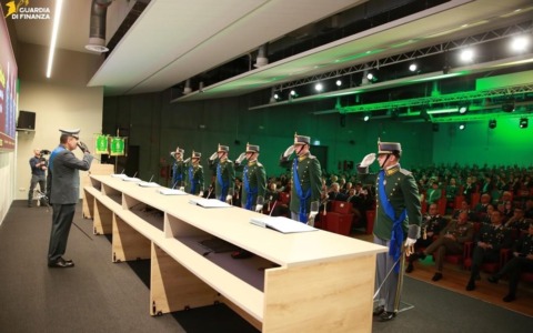 Bergamo, gli allievi ufficiali della Guardia di finanza giurano fedeltà alla Repubblica