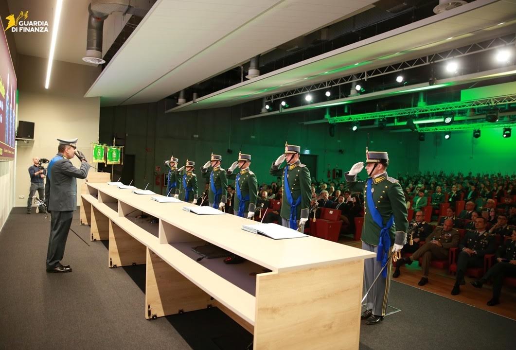 Bergamo, gli allievi ufficiali della Guardia di finanza giurano fedeltà alla Repubblica