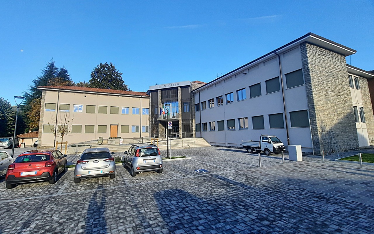 Casnigo svela la nuova Piazza del Popolo davanti al Municipio: un recupero atteso da mezzo secolo