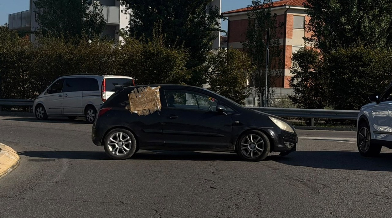 Folle inseguimento tra le vie di Romano: fugge all’alt e rischia di investire un gruppo di ciclisti