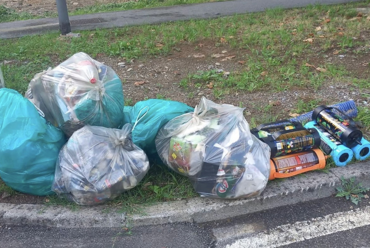Pochi cestini e rifiuti abbandonati a Nembro, le polemiche corrono sui social