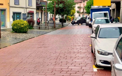 Largo Vittoria a Curno cambia volto e rinnova la pavimentazione: via le lastre dalla strada