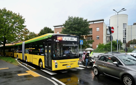 Un correttivo dopo l’altro, Atb e Comune stanno smontando la linea e-Brt…