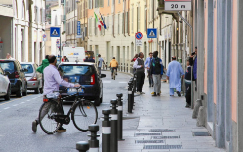 Il Comitato di via Quarenghi torna in strada:«Riaprite il presidio di polizia locale e moltiplichiamo gli eventi»