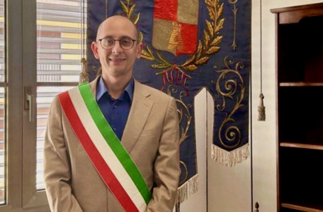 Gestione dei social comunali affidati alla moglie del sindaco: scoppia la polemica ad Albino