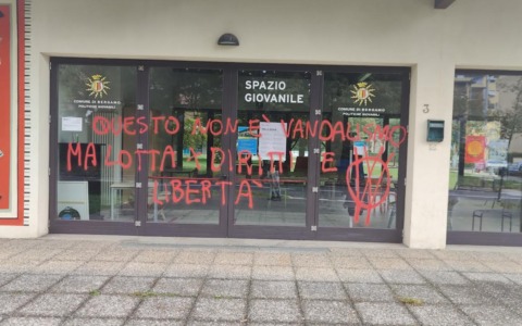 Scritte no vax, Carnevali attacca: «Spero si riescano a identificare i responsabili: chiederemo i danni»