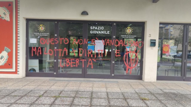 Scritte no vax, Carnevali attacca: «Spero si riescano a identificare i responsabili: chiederemo i danni»