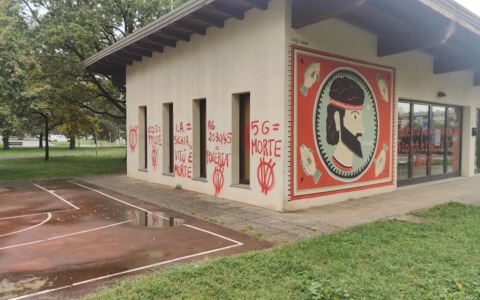 Non solo rondò delle Valli: deturpato con scritte no-vax anche lo Spazio Giovanile a Boccaleone