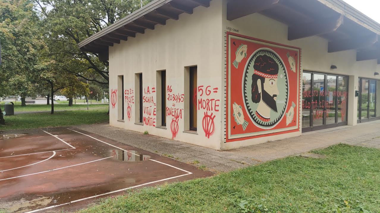 Non solo rondò delle Valli: deturpato con scritte no-vax anche lo Spazio Giovanile a Boccaleone