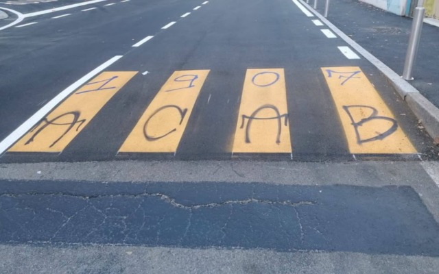 La nuova segnaletica stradale a Curno è già stata imbrattata: «Che rabbia, certe persone hanno poco rispetto»