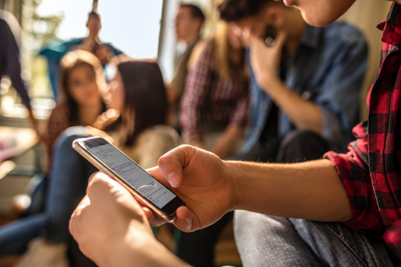 Messaggi choc con minacce di aggressioni sessuali nelle chat degli studenti: allarme a Romano