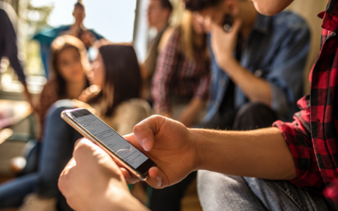 Messaggi choc con minacce di aggressioni sessuali nelle chat degli studenti: allarme a Romano
