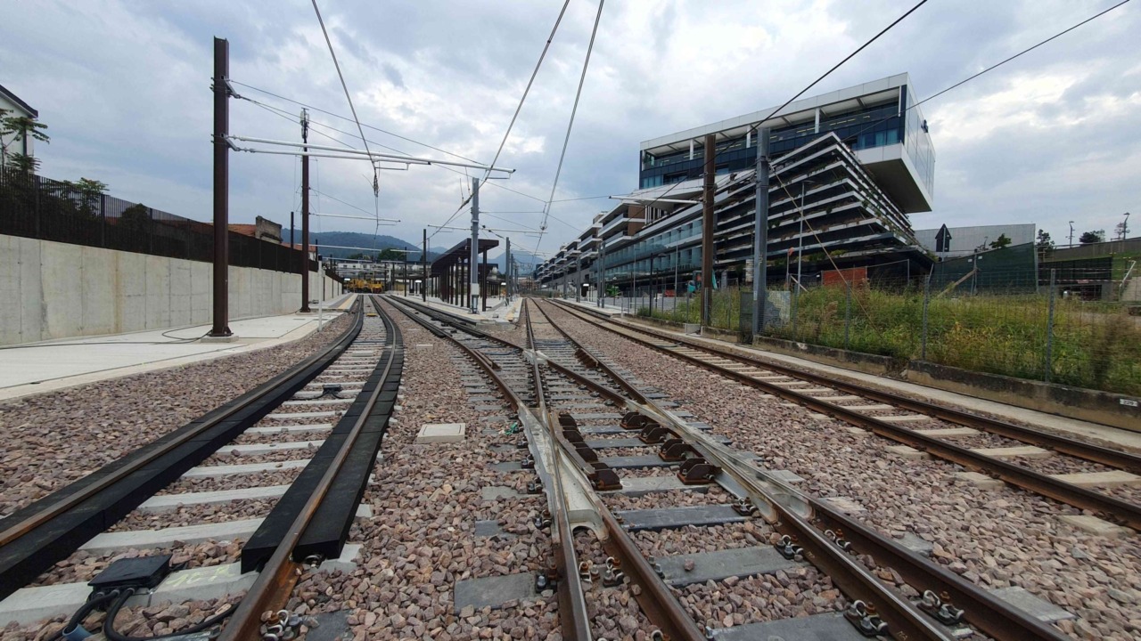 La linea T2 Bergamo-Villa d’Almè scalda i motori: cavi elettrici sotto tensione dal 19