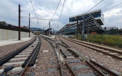 La linea T2 Bergamo-Villa d’Almè scalda i motori: cavi elettrici sotto tensione dal 19