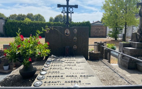 Tomba dell’ex sindaco di Treviglio vandalizzata per un rancore lungo 60 anni. Denunciata una ultranovantenne