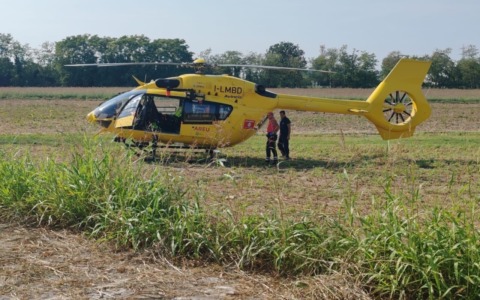 Giovane di sedici anni travolto con il suo monopattino elettrico da un’auto a Treviglio: è gravissimo