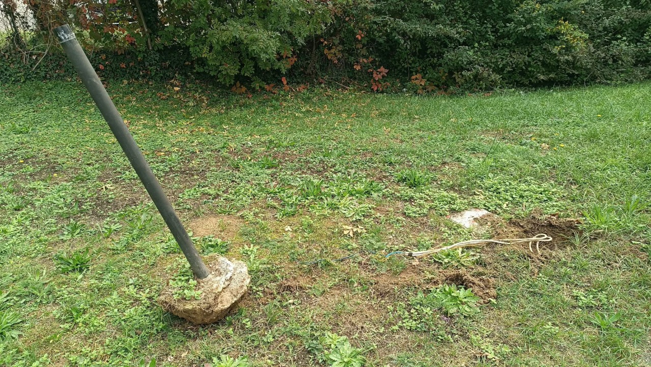 Vandali in azione nella notte al parco di via Pilo, a Bergamo: rotti e sradicati i lampioncini