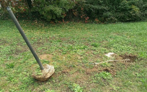 Vandali in azione nella notte al parco di via Pilo, a Bergamo: rotti e sradicati i lampioncini