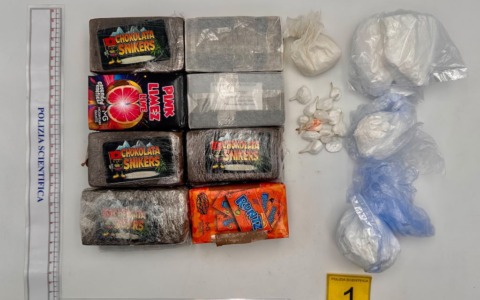 Aveva oltre un chilo e mezzo di hashish e 200 grammi di cocaina in casa: la Polizia di Bergamo arresta un 48enne