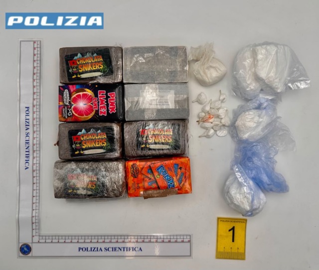 Aveva oltre un chilo e mezzo di hashish e 200 grammi di cocaina in casa: la Polizia di Bergamo arresta un 48enne