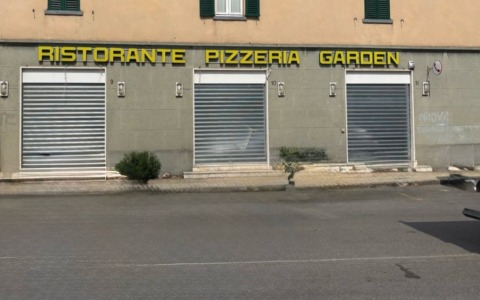 Ritrovata l’insegna del ristorante Garden, rubata nella notte tra sabato e domenica