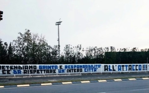 «Attendiamo grinta e responsabilità»: lo striscione dei tifosi dell’Atalanta a Zingonia