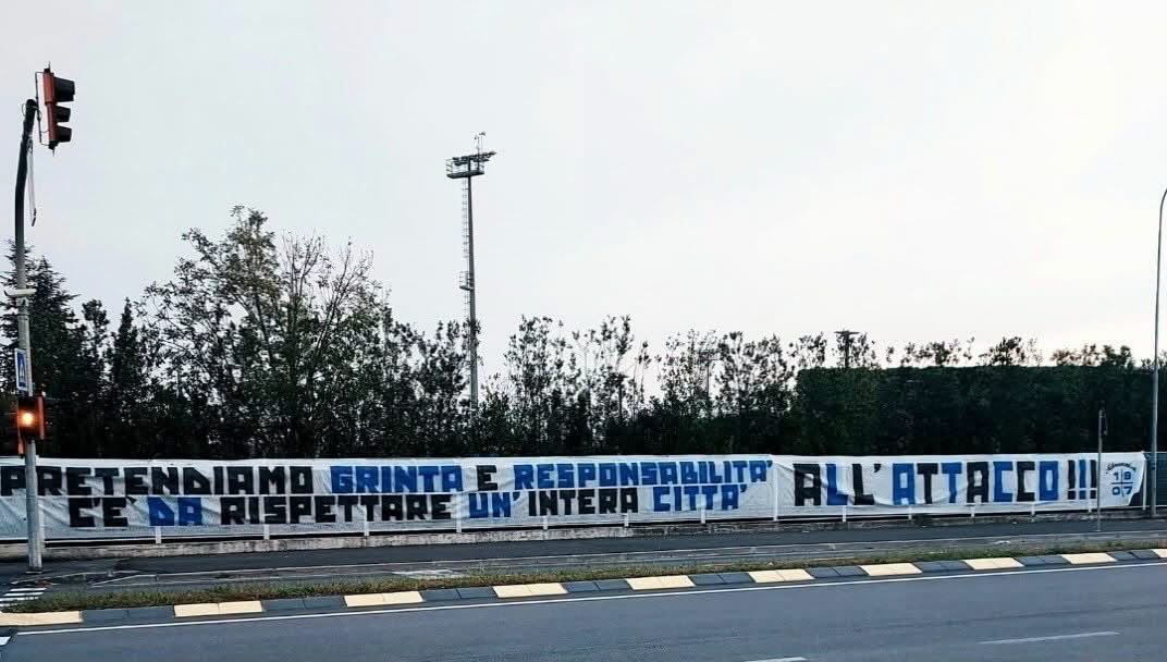 «Attendiamo grinta e responsabilità»: lo striscione dei tifosi dell’Atalanta a Zingonia