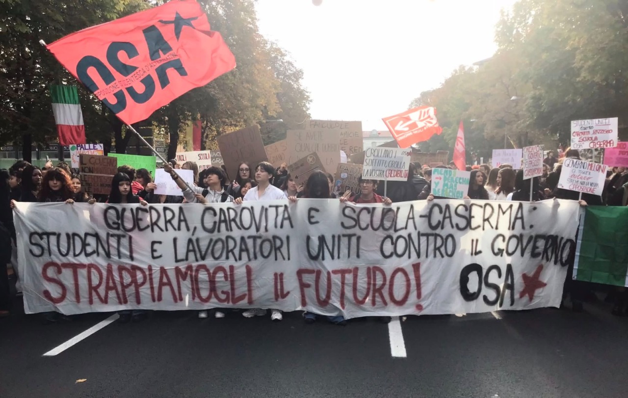 Oltre trecento studenti in corteo a Bergamo: manifestazione tranquilla, bruciato un carro armato di cartone
